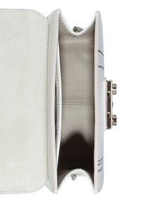 Biała torba na ramię z miękkim zamszowym wykończeniem, gładkim materiałem wewnętrznym i srebrnymi elementami metalowymi. Posiada podzielone wnętrze oraz zapięcie na zatrzask.