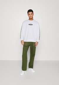 Levi's® RELAXED GRAPHIC CREWNECK SWEATSHIRT - Melegítőfelső - white