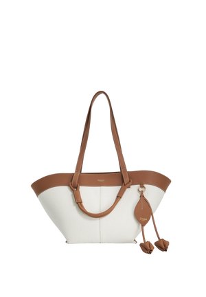Sac cabas blanc avec bordure en cuir marron, longues anses et pampilles décoratives en cuir sur un porte-clés avec boucle.
