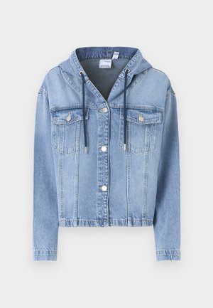 Hellblaues Denimjackett mit einem cropped Design, Hoodie-Attachment, zwei Brusttaschen und silbernen Knopfverschlüssen. Weiche Textur.