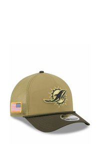 Olivgrüner Baseballcap mit Mesh-Seiten, mit einem gestickten Delfin-Logo und einem kleinen amerikanischen Flaggen-Patch an der Seite.