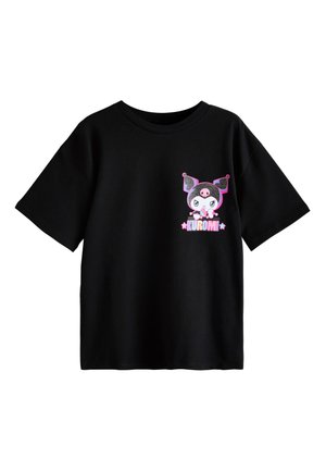 T-shirt noir à manches courtes avec personnage de dessin animé rose et blanc portant un chapeau avec détail de crâne, et texte « KUROMI » en dessous sur le côté avant gauche.