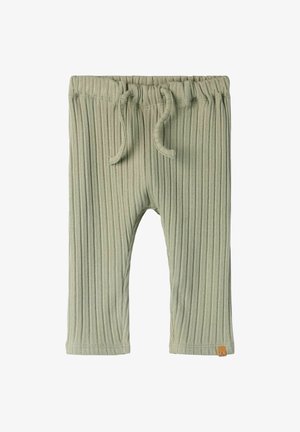 Grønne ribbestrikkede bukser med elastisk midje og snøring, med en liten brun etikett på nedre front. Mykt, teksturert materiale.