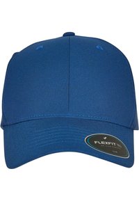 Kék baseball sapka texturált anyagból, ívelt napellenzővel. Oldalán Flexfit címkével, ami a testreszabott kialakítást jelzi.