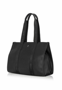 Czarna torba tote z fakturowanej skóry, z dwoma długimi uchwytami, ozdobiona powtarzającymi się paskami z logo marki oraz małym metalicznym logo z przodu.