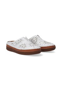 Hvide slip-on sko med udskårne blomsterdesign, lavet af læder, med stiksyninger og brune gummisåler for godt greb og komfort.