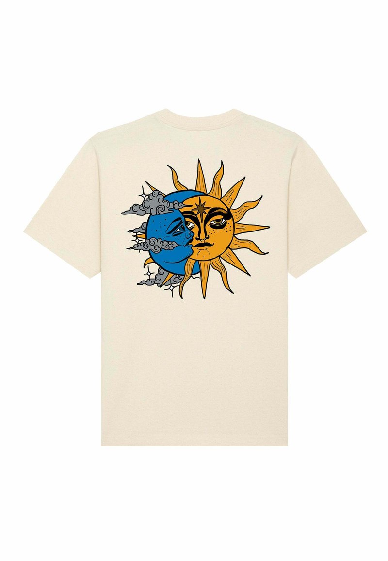 T-shirt crème avec un graphique d'une lune bleue et d'un soleil jaune. Le design présente des détails faciaux complexes et des rayons décoratifs, avec des accents de nuages.