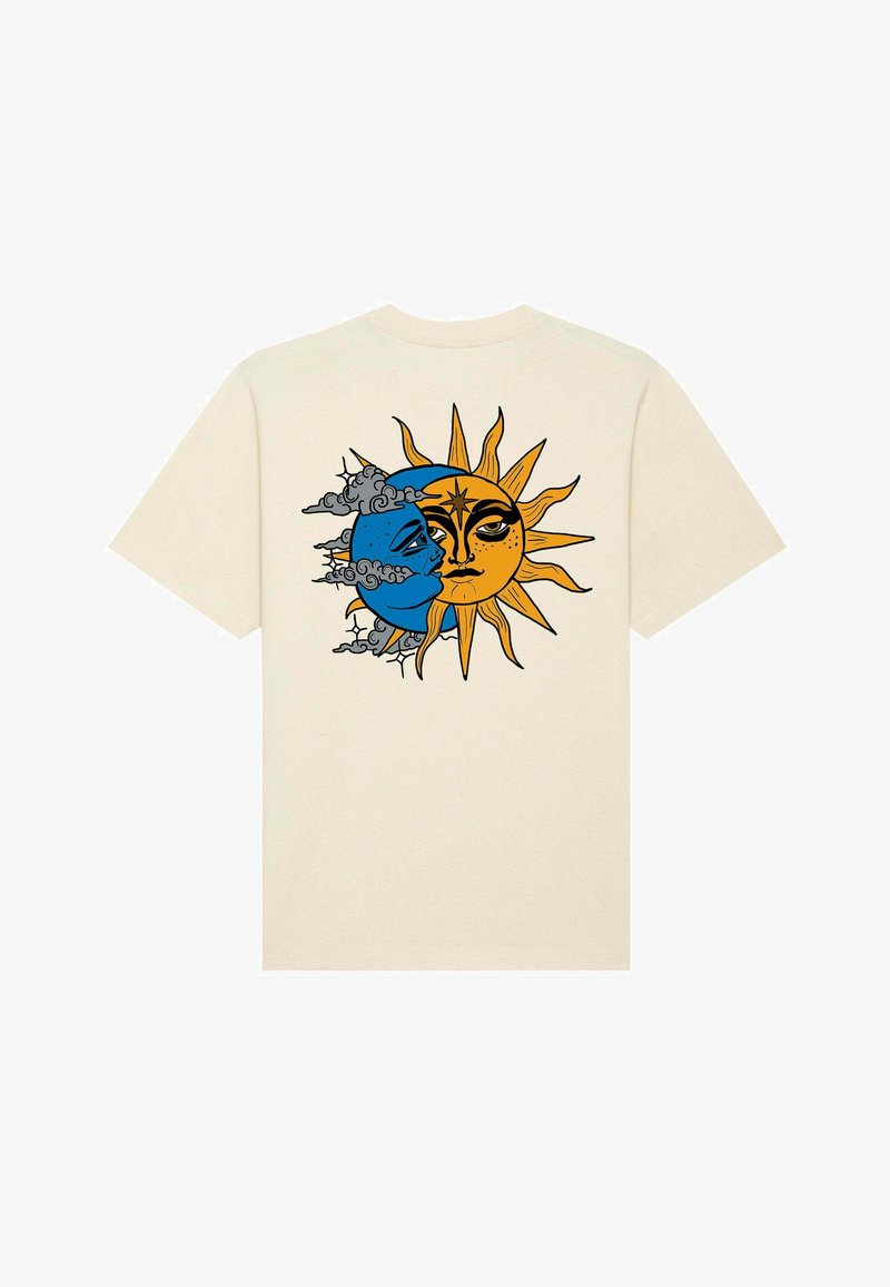 T-shirt crème avec un graphique d'une lune bleue et d'un soleil jaune. Le design présente des détails faciaux complexes et des rayons décoratifs, avec des accents de nuages.