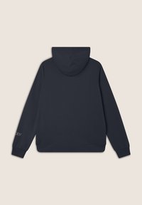 Felpa cappuccio blu scuro realizzata in tessuto morbido, con tasca a marsupio, polsini a costine e logo ricamato sulla manica sinistra.