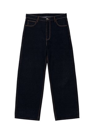 Vaqueros de mezclilla azul oscuro de pierna ancha con cintura alta, que presentan cierre de cremallera, bolsillos frontales y detalles de costuras en contraste.