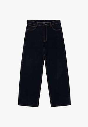 Sötétkék farmer, széles szárú, magas derekú, cipzáras sliccel, elülső zsebekkel és kontrasztos varrási részletekkel.