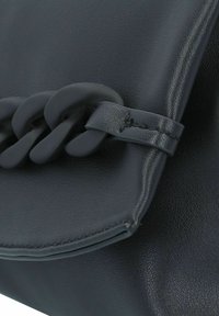 Schwarze Leder-Handtasche mit glatter Oberfläche, einem einzigartigen drei-Glied-Ketten-Detail und einem Klappenverschluss mit gesteppten Kanten.
