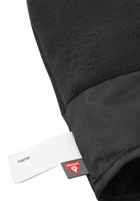 Schwarze gepolsterte Hülle mit glatter Textur, ausgestattet mit einem weißen Etikett mit der Aufschrift "Name:" und einem kleinen roten Primaloft-Logo.