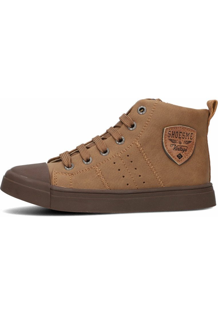 Bruin faux leren hoge sneakers met tan accenten, ronde neus, platte bruine zool, metalen vetertjes en een getextureerde patch aan de zijkant.