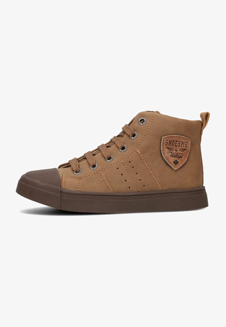 Bruin faux leren hoge sneakers met tan accenten, ronde neus, platte bruine zool, metalen vetertjes en een getextureerde patch aan de zijkant.