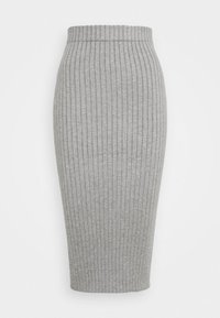 Grå ribbad stickad midiklänning med en figurnära silhuett och bred midja, som har vertikala linjer genom hela tyget för textur.