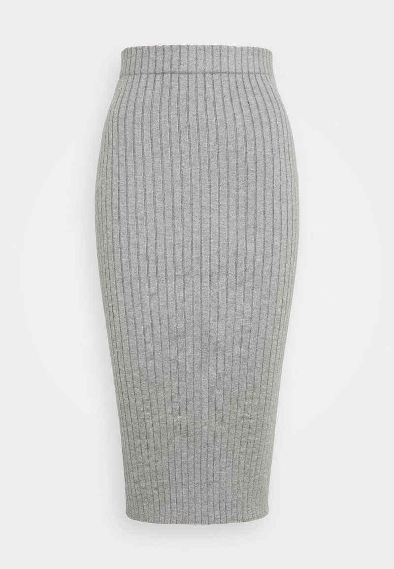 Grå ribbad stickad midiklänning med en figurnära silhuett och bred midja, som har vertikala linjer genom hela tyget för textur.