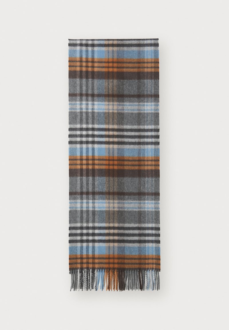 Szalik w kratę wykonany z miękkiego materiału, w szaro-niebieskie, brązowe i pomarańczowe pasy. Frędzle na brzegach dopełniają cały design.