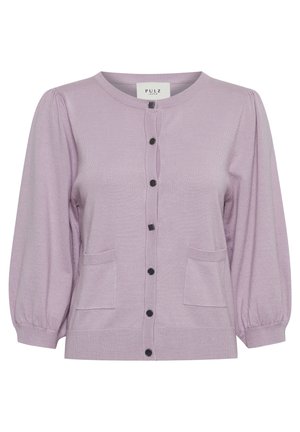 Lila kardigan med långa puffärmar, framknappar och två fickor. Mjuk stickad textur; avslappnad design med minimal detaljering.