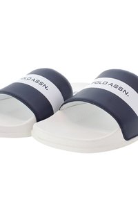 Marinblåa gummislidesandaler med ett brett vitt band som har en logotyp, strukturerad sula och öppen tådesign.