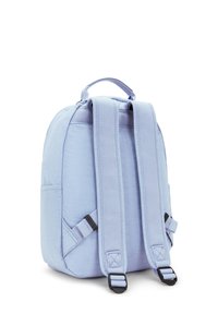 Zaino blu chiaro con tessuto imbottito, forma arrotondata, tasca frontale, spallacci regolabili e maniglia superiore per un facile trasporto.