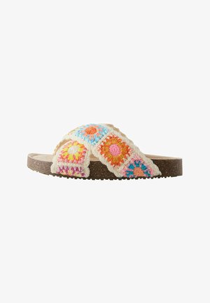 Bunter Häkel-Pantoletten-Sandale mit quadratischen Motiven in Orange, Pink und Blau auf einem naturfarbenen, gewebten Riemen, mit einer braunen, strukturierten Sohle.