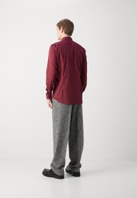 HUGO KENNO - Formalna srajca - dark pink