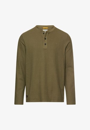 Herren-Henley-Shirt in olivgrün mit langen Ärmeln, drei schwarzen Knöpfen und kleinem Logo auf der linken Brust.