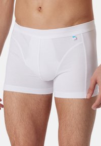 Weiße Baumwoll-Boxershorts mit maßgeschneidertem Design, elastischem Bund und ohne sichtbare Muster. Verfügt über ein kleines Logotag am Bund.