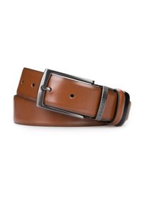 Brązowy skórzany pasek o gładkiej fakturze, z metalową klamrą w kolorze srebrnym i wieloma otworami do regulacji rozmiaru.