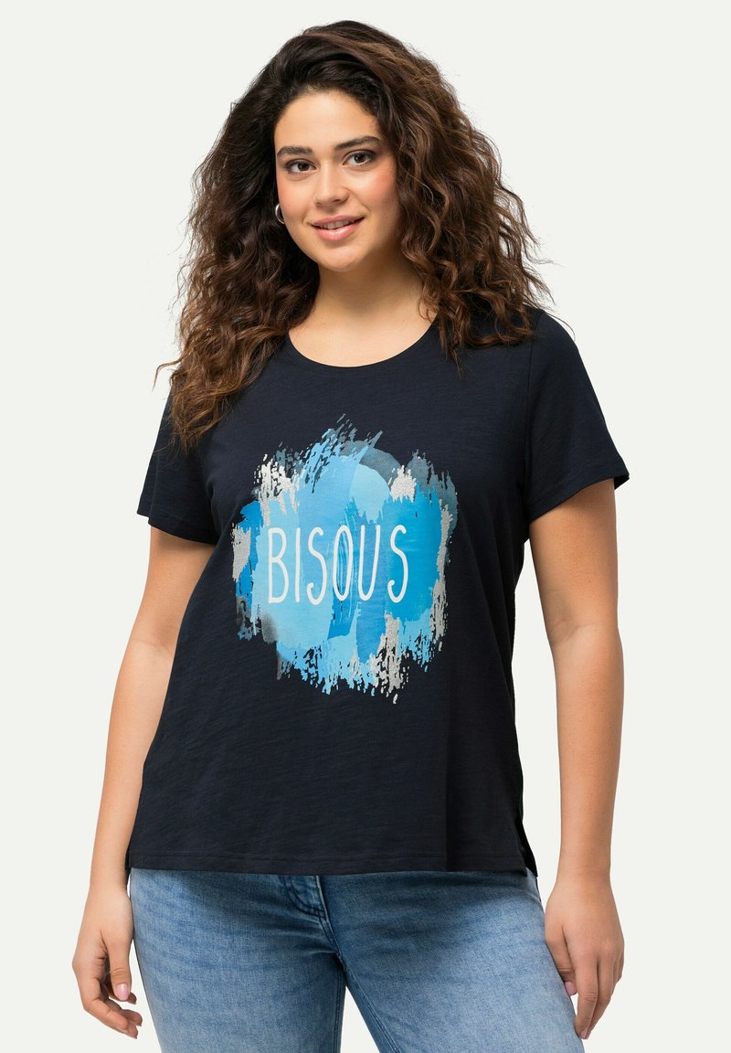 Zwarte T-shirt met een ronde hals en korte mouwen, met een ontwerp van blauw en grijs penseelstreken en het woord "BISOUS" in witte tekst.