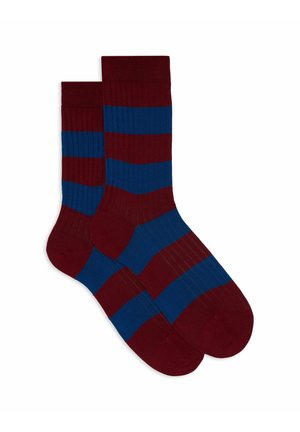 Calzini a righe con una texture a costine in rosso scuro e blu, che presentano righe orizzontali alternate. Materiale morbido e lunghezza standard alla caviglia.