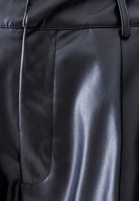 CALLI JAY - Shorts - black pu