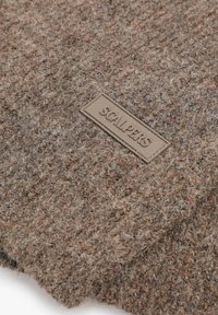 Bufanda marrón de mezcla de lana con un patrón de punto texturizado y una etiqueta rectangular de cuero con relieve que dice "SCALPERS".