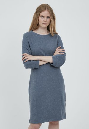 Siva teksturirana haljina s rukavima do tri četvrtine i okruglim izrezom. Tkanina ima suptilan uzorak i prilagođen kroj.
