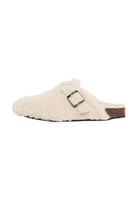 Zoccolo beige morbido con fibbia nera e suola in sughero, visto di lato su uno sfondo bianco.