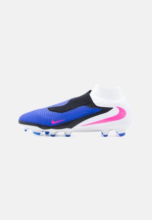 Chaussure de football Nike bleue, noire et blanche avec un swoosh rose, un col en forme de chaussette, et des crampons moulés pour jeu sur terrain ferme, sur fond clair.