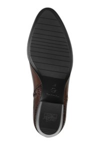 Bruine leren schoen met een gestructureerde bovenkant en een gladde zwarte rubberen zool, met horizontale groeven voor grip.