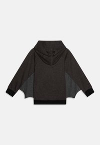 Felpa con cappuccio grigia scura con design delle maniche a mantello. Presenta polsini e orlo a coste, una texture morbida e pannelli laterali in grigio chiaro a contrasto.