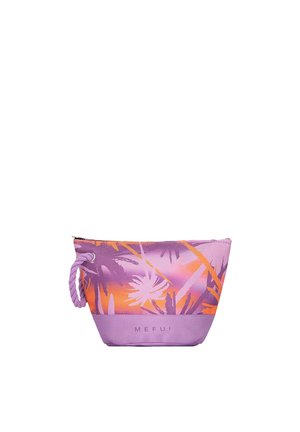 Piccola pochette con zip dalla stampa tropicale viola e arancione, con manico laterale intrecciato e scritta "MEFUI" al centro in basso.