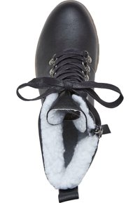 Bota de cuero negra con puntera redonda, cordones en la parte frontal, forro interior de felpa blanca y un detalle de cremallera en el lateral para facilitar su uso.
