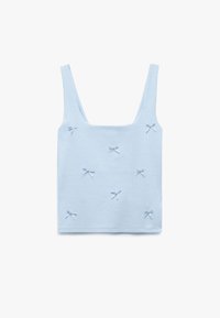 Vaaleansininen ribattu tanktoppi, jossa on neliön muotoinen pääntie ja pieniä brodeerattuja nauhoja koko ominaisuudessaan. Pehmeää neulottua materiaalia, olkaimeton design.