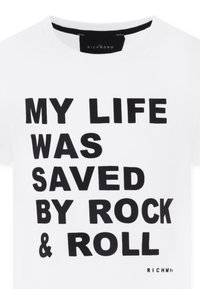 Biała bawełniana koszulka z okrągłym dekoltem, z wyrazistym czarnym napisem: "MOJE ŻYCIE ZOSTAŁO URATOWANE PRZEZ ROCK & ROLL," oraz logo "RICHMOND" na dole.