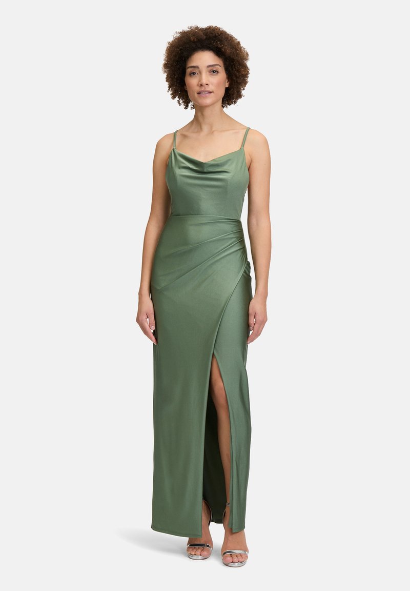 Zielona satynowa sukienka maxi z dekoltem w kształcie łezki, cienkimi ramiączkami, rozcięciem bocznym i marszczeniem w talii. Gładka tekstura i dopasowany krój.