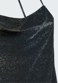 Robe noire scintillante sans manches avec de fines bretelles spaghetti et un col doux drapé, présentée sur un fond clair.