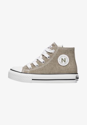 Beige high-top canvas sneakers met witte veters, rubberen neuskap en een cirkelvormige logopatch aan de zijkant. Zwarte streep langs de zool.
