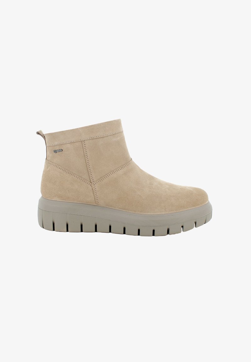 Stivali ankle in suede beige con finitura liscia, dotati di una spessa suola piatta grigia e dettagli di cucitura minimi.