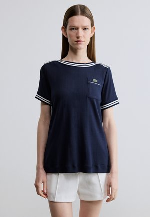 Marineblaues Kurzarm-T-Shirt mit geripptem Muster, weiß gestreiftem Kragen und Ärmelakzenten, ausgestattet mit einer Brusttasche und Logodetail.