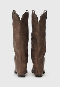 Braune Kunstleder-Stiefel in knielanger Länge mit einem lässigen Design, spitz zulaufenden Spitzen und Zuglaschen an den Seiten. Glatte Textur und robuste Sohlen.