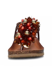 Sandalo infradito marrone con un gruppo di decorazioni floreali in ambra e rosso, con accenti dorati rotondi su una soletta in sughero dai toni terrestri.